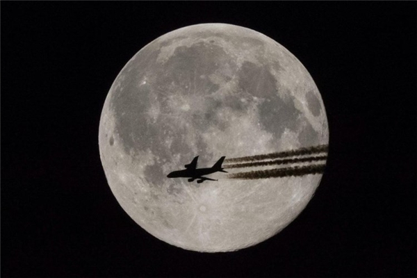 
Khoảnh khắc trùng hợp ngoạn mục khiến người xem cảm giác máy bay bay ngang qua mặt trăng. Hình ảnh được chụp ở Teglas, Hungary.