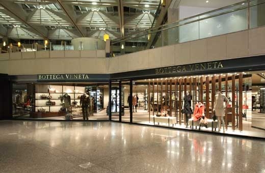 
Hay bạn có thể ghé thăm trung tâm mua sắm The Landmark – một trong 10 thiên đường mua sắm lớn nhất thế giới. Nơi đây tập trung toàn những thương hiệu thời trang nổi tiếng như Harvey Nichols, D&G, Gianfranco Ferre…