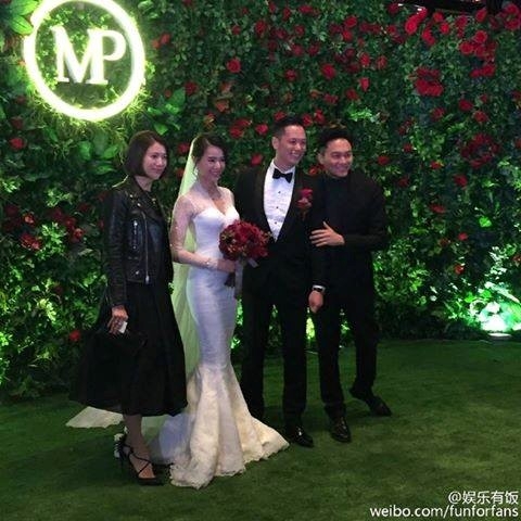 
Vợ chồng Trương Trí Lâm và Viên Vịnh Nghi chụp ảnh cùng cô dâu và chú rể.