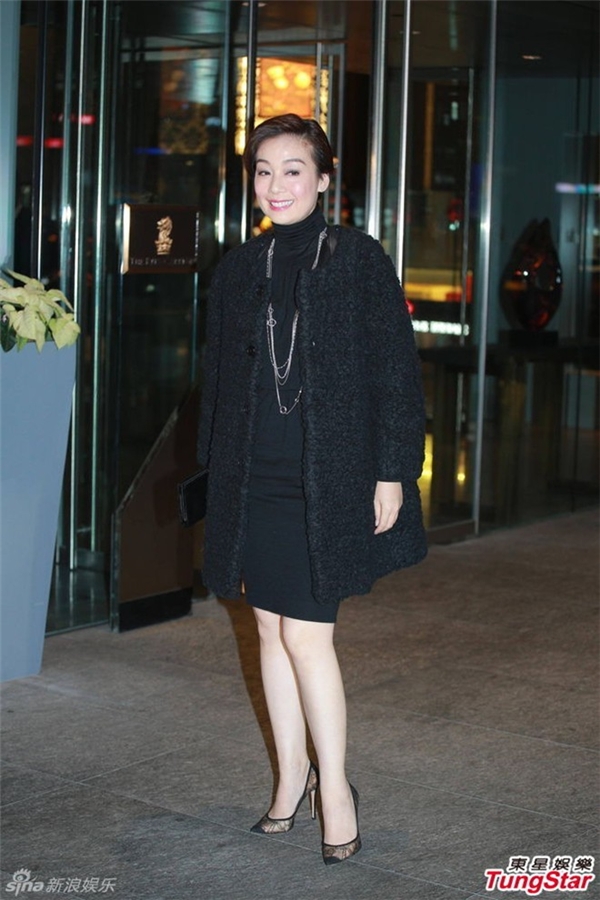 
Nữ diễn viên Giang Mỹ Nghi mặc trang phục đen.