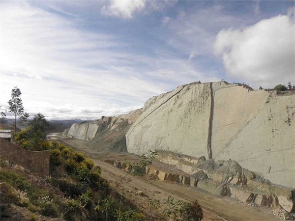 
Nằm ở ngoại ô thành phố Sucre, Bolivia, mỏ đá của một nhà máy xi măng có một vách dựng đứng đầy dấu chân khủng long, lộ ra trong quá trình mở rộng mỏ. Khu vực này có tên Cal Orcko (hoặc Cal Orko) và là khu vực tập trung nhiều dấu chân khủng long nhất thế giới. Ảnh: Hanumann/Flickr.