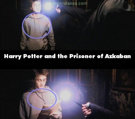 
Hai sợi dây áo trùm đầu của Harry lại ở hai vị trí khác nhau trong cùng một cảnh. (Ảnh: buzzfeed)