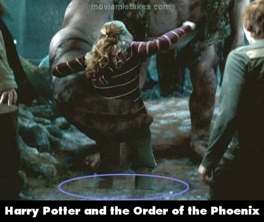 
Chân của Hermione biến mất vì lỗi kĩ xảo. À không, là do cô nàng độn thổ sót phần thân đấy. (Ảnh: buzzfeed)