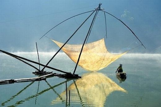 
Hoang Long Ly gửi bức ảnh một người ngư dân đang kiểm tra vó trong buổi sáng sớm trên hồ Tuyền Lâm, Đà Lạt và tiến đến vòng chung kết của giải ảnh Smithsonian Annual Photo Contest.