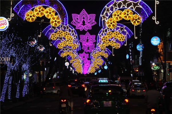 
Các tuyến đường ở Sài Gòn đã được trang trí đẹp mắt để sẵn sàng đón chào năm mới. Ảnh: KT