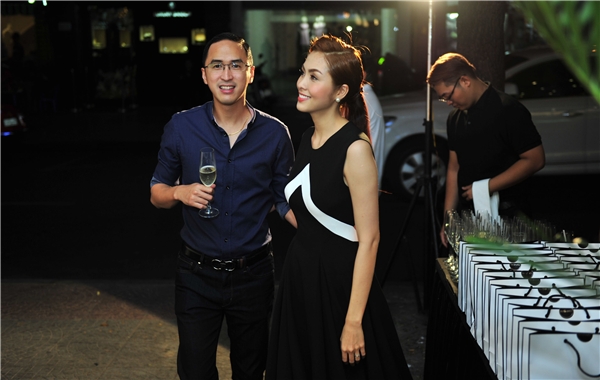 
Hà Tăng và chồng trong buổi lễ kỉ niệm một năm thành lập nhãn hàng thời trang riêng. - Tin sao Viet - Tin tuc sao Viet - Scandal sao Viet - Tin tuc cua Sao - Tin cua Sao