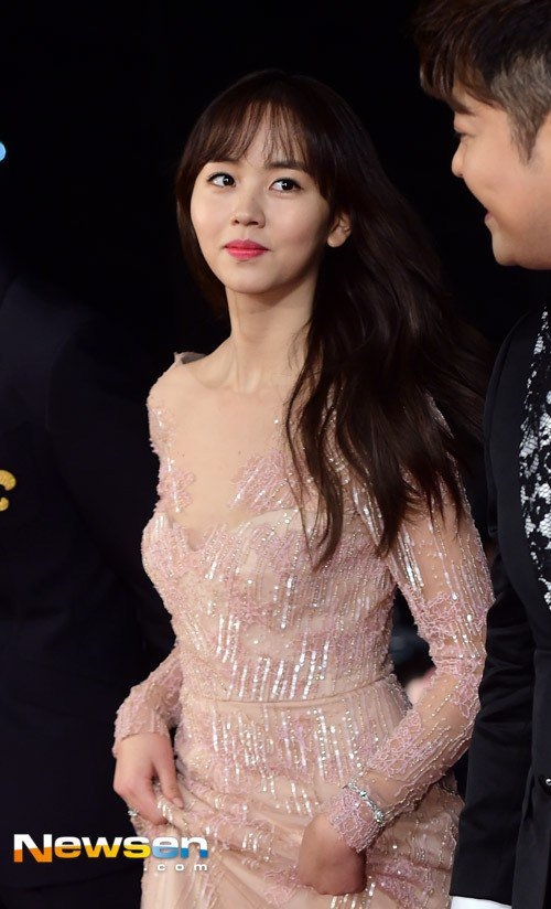 Sao nhí Kim So Hyun tỏa sáng tại thảm đỏ lễ trao giải KBS
