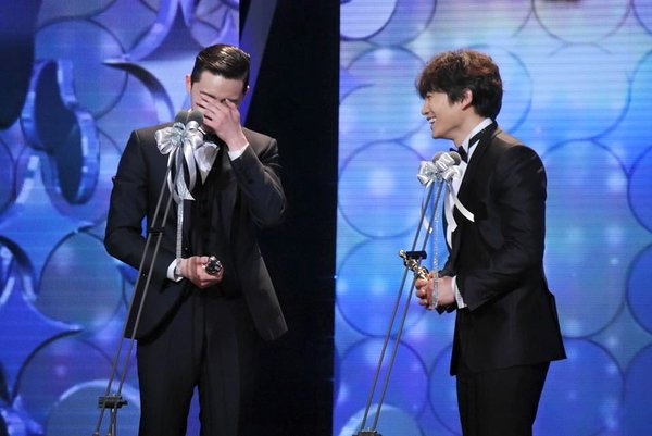 Fan bấn loạn Ji Sung và Park Seo Joon giành giải cặp đôi của năm