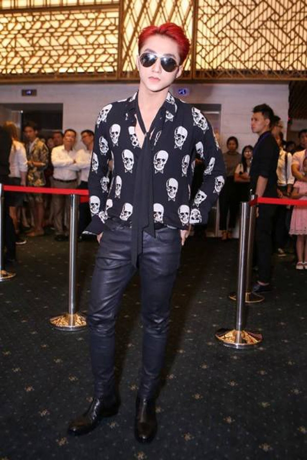 
Sau hàng loạt sự cố về trang phục khi liên tục bị so sánh với G-Dragon, Sơn Tùng đã quyết định thay đổi stylist và phong cách ăn mặc. Tuy nhiên, ngay lần đầu tiên thay đổi, nam ca sĩ lại gây bão khi đụng hàng với Teayang, nhưng không thể phủ nhận Sơn Tùng luôn là biểu tượng thời trang ấn tượng.