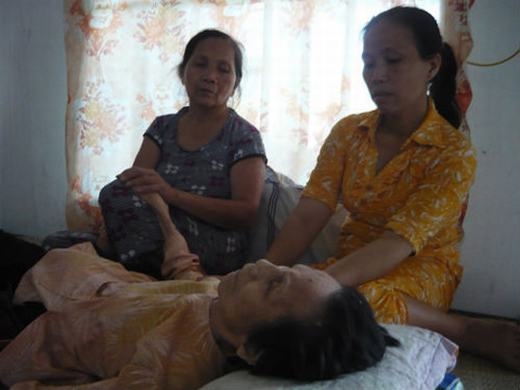 
Cụ bà Lê Thị Chênh ở xã Quảng Vọng, Quảng Xương, Thanh Hóa cũng từng chết đi sống lại nhưng không phải một mà tới ba lần. Lần đầu vào 2006, cụ ốm nặng, không ăn uống được gì và 3 ngày sau thì tim ngừng đập. Khi đó, con cháu đang lo hậu sự thì cụ bỗng dưng ngồi dậy khiến mọi người giật mình. Lần thứ hai là khi cụ Chênh 97 tuổi, cũng bị bệnh nặng và gia đình phát hiện cụ ngừng thở lúc nào không hay. Lễ tang diễn ra nhưng khi chuẩn bị nhập quan thì không thấy cụ đâu, mọi người đổ xô đi tìm và sau đó mới biết cụ đang... nằm dưới gầm giường. Lần cuối cùng là vào tháng 7/2012 (99 tuổi), cụ mất “tạm thời” và “hồi sinh” thêm một lần nữa. (Ảnh: Internet)