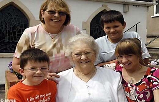 
Có lẽ cụ Edith Manning (87 tuổi) sống ở vùng Somerset, Anh là trường hợp chết đi sống lại hi hữu nhất. Theo gia đình kể lại, cụ đã “đi đi về về” giữa cõi âm và cõi dương tới 12 lần. Được biết, lần đầu tiên cụ “hồi sinh” là vào năm 2004. Khi đó, cụ lên cơn đau tim và được các bác sĩ kết luận là đã chết. (Ảnh: Internet)
