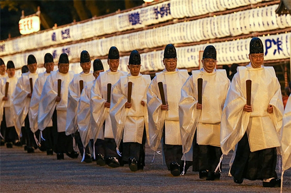 
Các tu sĩ lên đền để chuẩn bị làm nghi lễ mừng năm mới. (Ảnh: Internet)