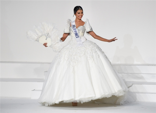 
Janicel Lubina trong trang phục truyền thống tại Hoa hậu Quốc tế 2015.
