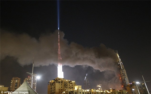 
Tòa nhà cháy gây ra cột khói rất lớn. (Ảnh: AFP)