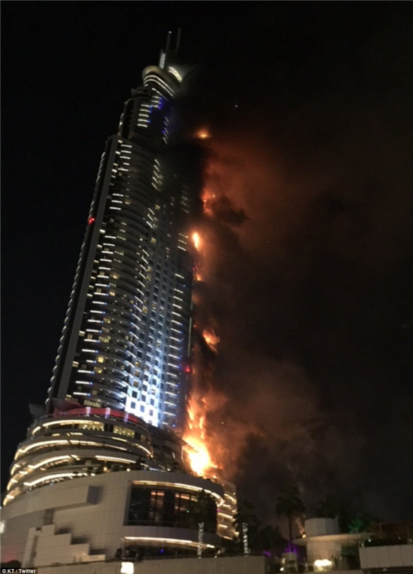 Cặp đôi bị “ném đá” vì “tự sướng” trước khách sạn Dubai đang cháy