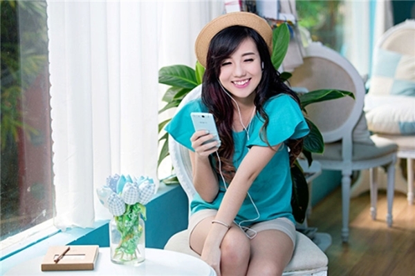 
Mie Nguyễn là một hot girl trở nên nổi tiếng sau cuộc thi Ngôi sao Thời trang năm 2010. Sau cuộc thi, nhờ vẻ đẹp nhẹ nhàng, đáng yêu với má lúm đồng tiền mà Mie nhanh chóng được cộng đồng mạng chú ý và hâm mộ.