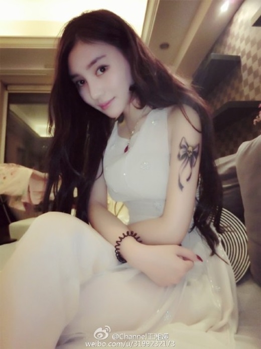
 Một hình ảnh khá lạ mắt khi trang điểm nhẹ nhàng của cô. (Ảnh Weibo)
