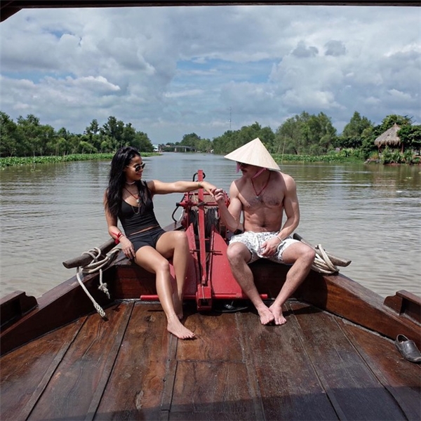 
Zac Efron khoe ảnh bên bạn gái. Anh đội nón lá, đi thuyền ngắm vùng sông nước Việt Nam.