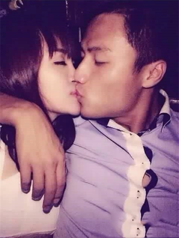
Bức ảnh Mạc Hồng Quân "khóa môi" hot girl Huyền Anh được lan truyền khắp các trang mạng xã hội. (Ảnh: Internet)