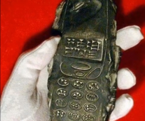 
Món cổ vật có hình dáng gần giống điện thoại di dộng. (Ảnh: Internet)
