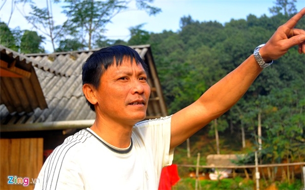 
Ông Trần Quang Thuận (53 tuổi) kể lại phút chứng kiến vật thể rơi xuống đất tại địa phận tỉnh Yên Bái. Ảnh: Hoàn Nguyễn.