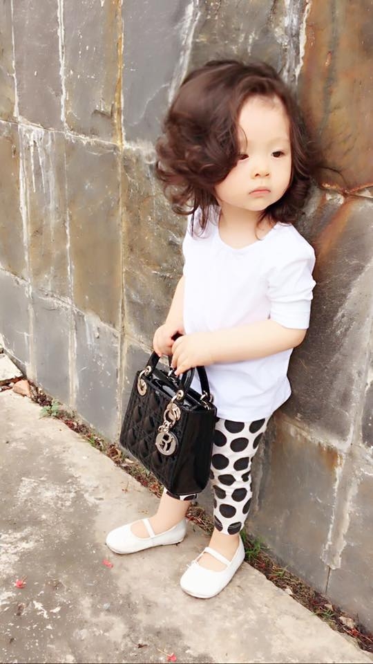 
Candie Mộc Trà đáng yêu khi mang trên tay chiếc túi xách Dior của Elly Trần có giá gần 100 triệu đồng.