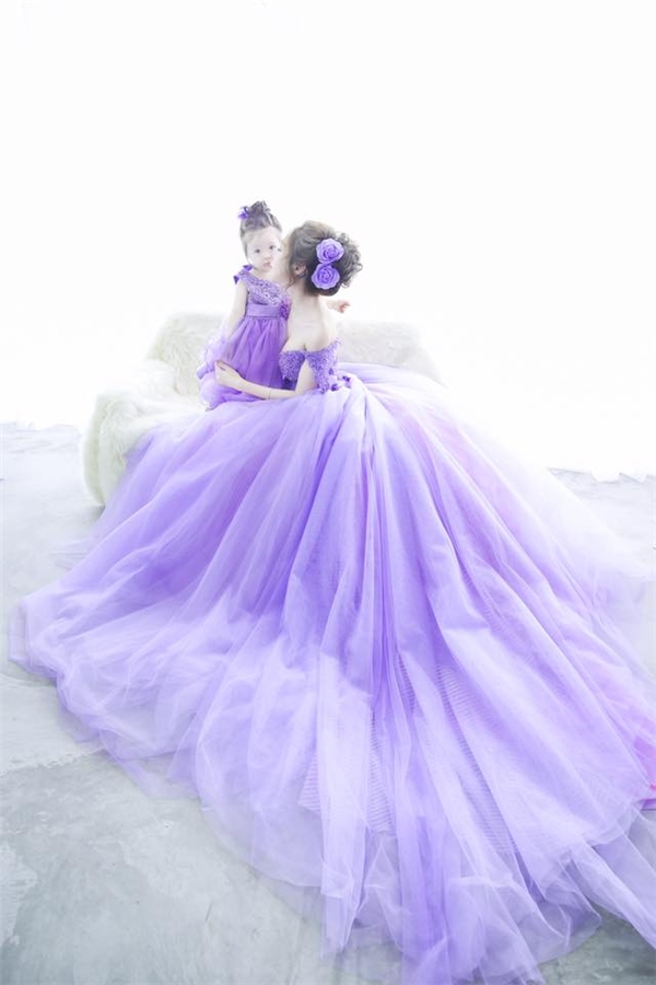 
Elly Trần và con gái đẹp mê hồn trong hai chiếc váy cưới có màu tím nhạt lãng mạn, bồng bềnh.