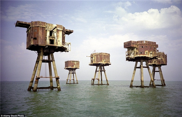 
Pháo đài biển thời chiến tranh cửa sông Thames được xây dựng để bảo vệ nước Anh chống lại cuộc tấn công từ Đức Quốc xã. Giờ đây, di tích hoang phế cách bờ biển Whitstable ở Kent 7 dặm có thể sẽ được tận dụng để tái xây dựng thành một khu nghỉ mát sang trọng. (Ảnh: Daily Mail)