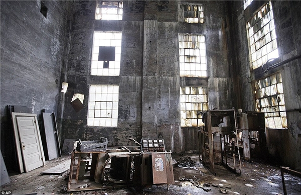 
Những thiết bị rỉ sét nằm vương vãi trên sàn tại một nhà máy điện than bị bỏ hoang ở thành phố Lynch, bang Kentucky. (Ảnh: Daily Mail)