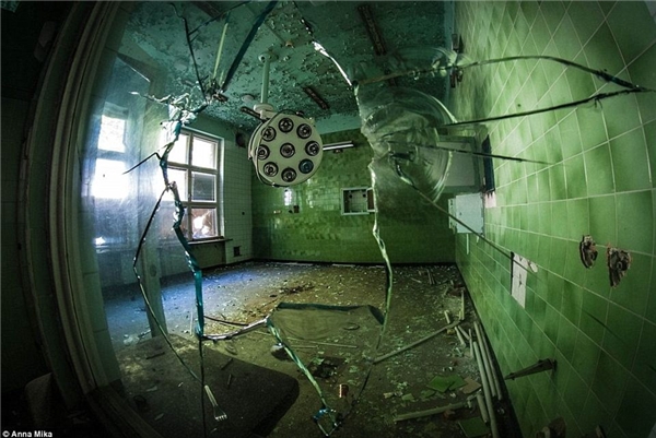 
Đằng sau ô cửa kính vỡ trong một bệnh viện cũ ở Ba Lan là cả một thế giới kì thú bị bỏ hoang hàng chục năm. (Ảnh: Daily Mail)
