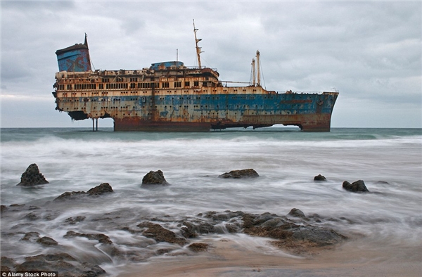 
Xác con tàu SS America sau trận đắm tàu năm 1993 ngoài khơi biển Fuerteventura thuộc quần đảo Canary, chấm dứt một thời kì hoàng kim tung hoành khắp đại dương mênh mông kể từ năm 1939. (Ảnh: Daily Mail)