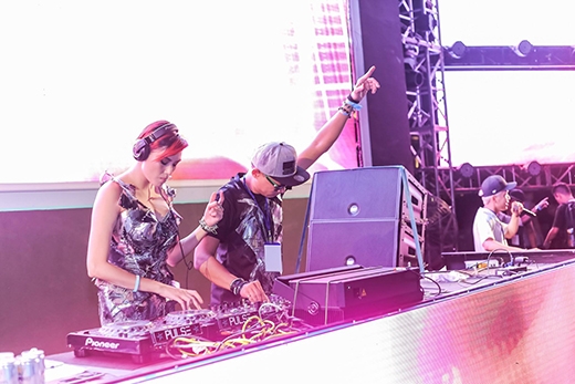      
Bộ đôi DJ BoB góp phần “tăng nhiệt” đêm lễ hội.