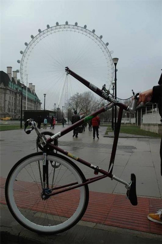 
Người chụp bức ảnh này quả là sáng tạo khi dùng vòng đu quay ở London thay thế cho bánh xe. (Ảnh: Internet)