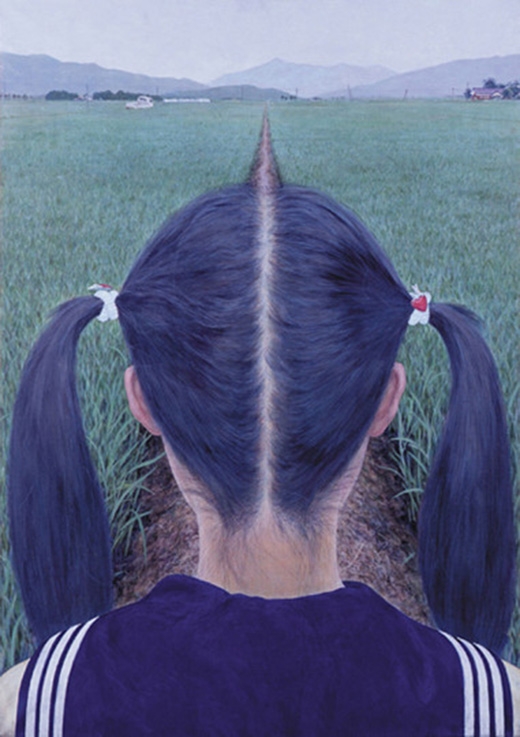 
Con đường làng và đường ngôi giữa trên tóc cô bé nằm cùng một đường thẳng. (Ảnh: Internet)