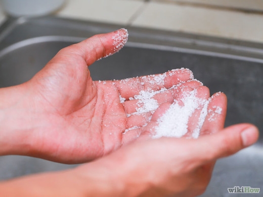 
Đổ 2 muỗng canh muối vào tay, nhỏ vào một ít nước để tạo thành hỗn hợp sền sệt, rồi chà lên chỗ keo trong 30-60 giây. Làm liên tục cho đến khi keo tróc ra. (Ảnh: Internet)