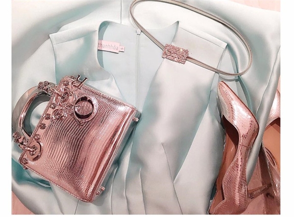 
Chiếc túi xách Dior màu ánh kim vừa được cô nàng “rinh” về cách đây không lâu cũng có giá hơn 80 triệu đồng. Tùy theo màu sắc mà chiếc túi này có giá dao động đến khoảng 150 triệu đồng. Tổng thể tạo nên sự đồng điệu với giày cao gót ánh kim thanh mảnh.