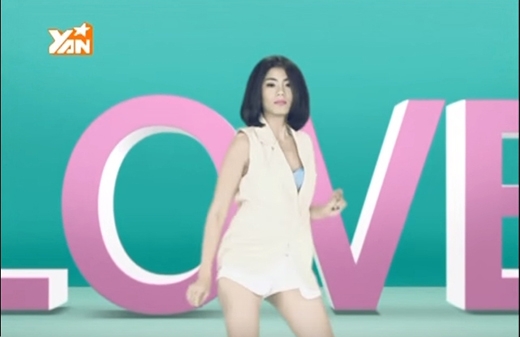 
Phương Linh khoe chân thon và những vũ điệu sexy mô phỏng Hồ Ngọc Hà trong MV What is love. Với giai điệu EDM mạnh mẽ cùng những bước nhảy đẹp mắt, chuyên nghiệp, What is love cũng đã chiếm giữ vị trí quán quân 3 tuần liền trên BXH Yan Vpop 20.