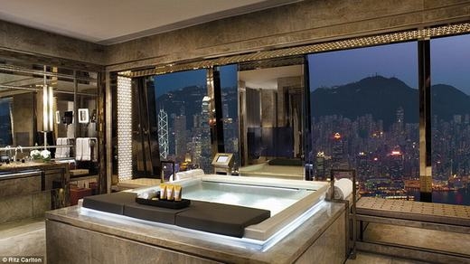 
Khách sạn Ritz Carlton, Hồng Kông nổi tiếng với những phòng có bồn tắm hạng sang. Khi tắm, bạn có thể thư giãn bằng cách ngắm thành phố. Giá thuê căn phòng này là 3.165 bảng Anh/đêm (hơn 105 triệu đồng). (Ảnh: Internet)
