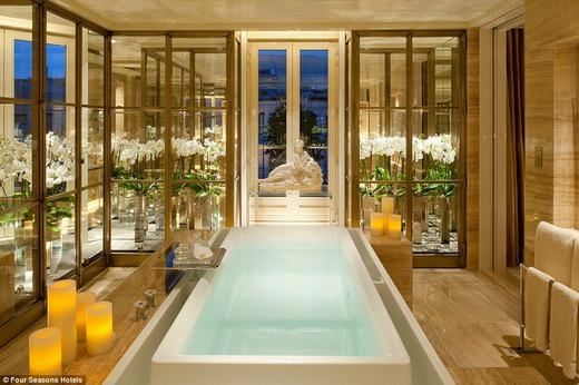 
Được gọi là “phòng tắm hoàng gia”, phòng tắm trong khách sạn Four Seasons, Paris, Pháp nổi bật với lối kiến trúc cổ điển cùng hàng loạt dịch vụ hàng đầu thế giới. Giá để bạn vào đây 1 đêm là 15.229 bảng Anh (hơn 505 triệu đồng). (Ảnh: Internet)