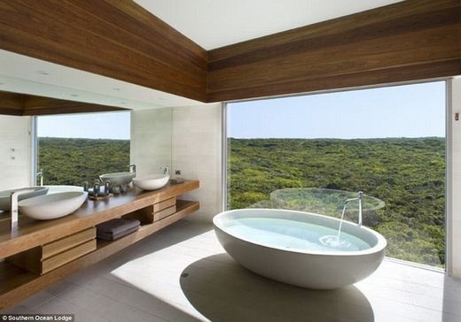 
Tại Úc, cụ thể là ở khách sạn Southern Ocean Lodge cũng có phòng tắm giúp người ta hòa mình vào thiên nhiên với những khu rừng bao la. Tất nhiên, dịch vụ ở đây cũng sang không kém. Giá để vào đây 1 đêm là 1.060 bảng Anh (hơn 35 triệu đồng). (Ảnh: Internet)