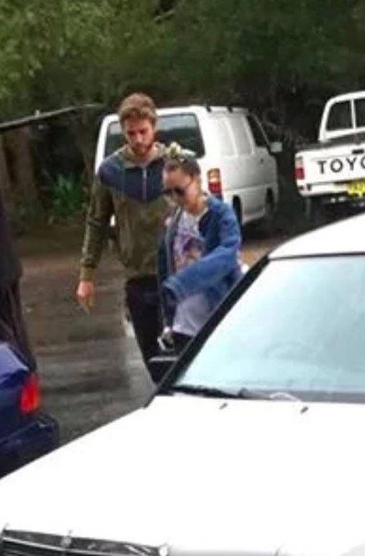 
Miley và Liam bị bắt gặp cùng nhau di chuyển ra xe.