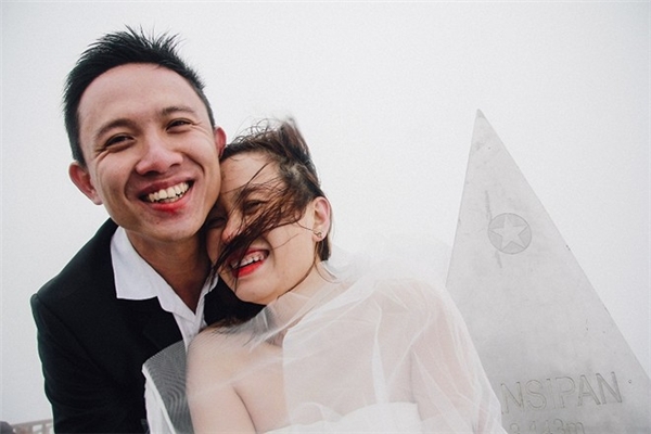 
Thanh Mai và Sơn Tùng chụp ảnh cưới trên đỉnh Fansipan.