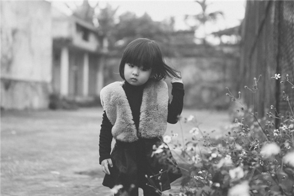 
Nhân dịp sinh nhật tròn 2 tuổi, Mai Chi được mẹ dẫn đi chụp hình. Đây là lần đầu tiên bé diễn xuất một mình trước ống kính máy chụp ảnh.
