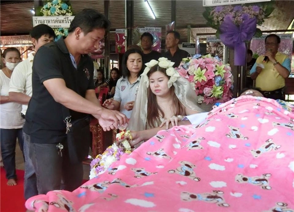 Rớt nước mắt hình ảnh cô gái mặc áo cưới trong đám tang người yêu