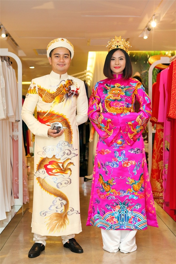
Mới đây, Vân Trang chính thức công bố 3 bộ áo dài cưới mà cô sẽ diện trong tiệc cưới vào ngày 9/1 tới đây. Trong đó, thiết kế lấy ý tưởng từ nét đẹp cung đình gây ấn tượng khá mạnh mẽ với tông hồng cánh sen cùng những họa tiết thêu tay rồng phượng.