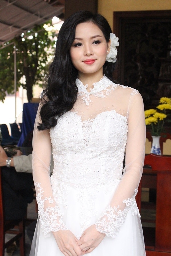 
Đầu năm 2015, Tâm Tít cũng chính thức lên xe hoa về nhà chồng. Trong buổi lễ ra mắt họ hàng, cô dâu diện bộ áo dài trắng khá gợi cảm bằng voan, ren, lụa.