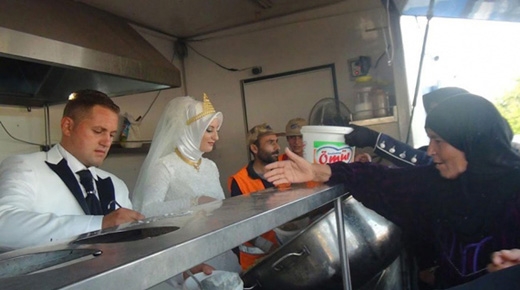 
Fethullah Uzumcuoglu và Esra Polat, một cặp đôi mới cưới tại Thổ Nhĩ Kỳ, đã dùng toàn bộ số tiền cưới để phát thức ăn miễn phí cho 4.000 người vô gia cư. (Ảnh: Internet)