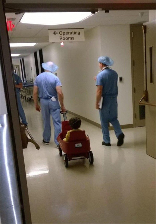 
Các nhân viên bệnh viện chơi đùa với trẻ con để giúp các em đỡ sợ trước khi phẫu thuật. (Ảnh: Internet)