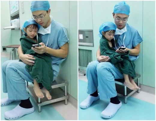 
Khi em bé này quá sợ hãi trước cuộc phẫu thuật, vị bác sĩ trẻ đã vỗ về bé bằng cách cho xem phim hoạt hình trên điện thoại. (Ảnh: Internet)