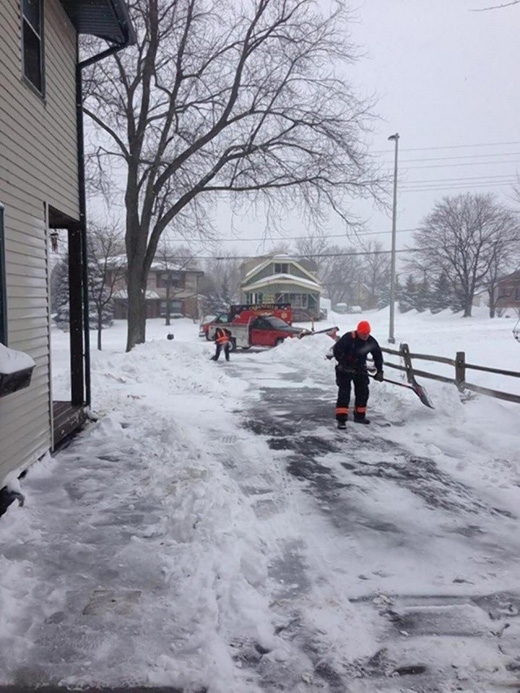 
Một cụ già được đưa đến bệnh viện vì kiệt sức sau khi quét dọn tuyết trước nhà. Sau đó, một nhân viên trong bệnh viện đã đến tận nhà ông cụ để dọn cho xong đống tuyết. (Ảnh: Internet)